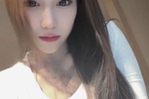 胸前漂亮纹身小妞~抓屌吸吮舔蛋蛋~主动骑乘