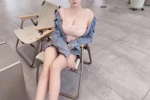 会喷水的妹妹，刚刚下海，身材苗条，奶子还挺大，插进去水很多，容易潮吹