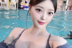 年轻飘亮逼紧水多的美少女