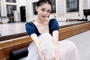 草房会跳舞的小姐姐 一字马无人能及