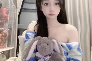 小穴粉嫩、招招出水、逼紧、人美、活好，爽翻天！