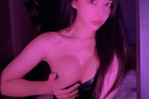 娇羞动人，楚楚可怜的样子真 是让人欲罢不能