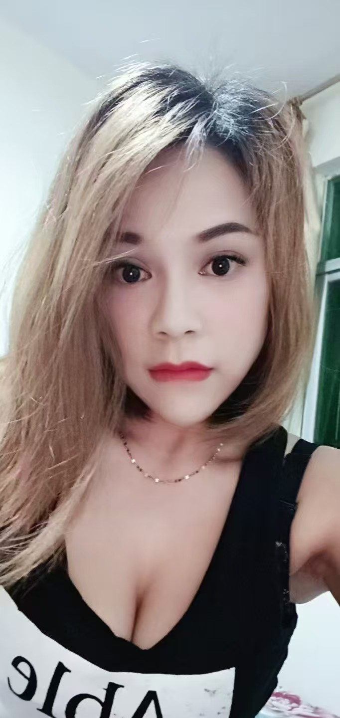 版主推荐照片本人得丰满小姐姐